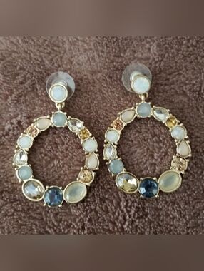 NWOT PASTEL MULTI COLORED CRYSTALS DANGLING EARRINGS